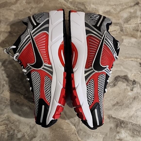 Nike Zoom Vomero 5 Men's Size 9.5 Metallic Silver/Black HV0926-095 - Picture 7 of 8